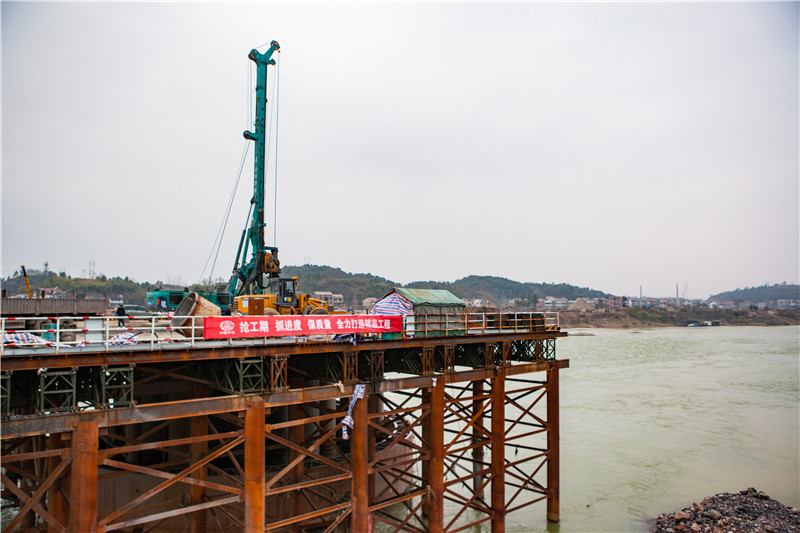 水下钻孔80米，，，，，8188cc威尼斯智能旋挖钻机震撼施工时势