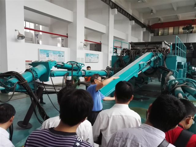 鹤发银丝映日月，，，，，，赤心热血沃新花