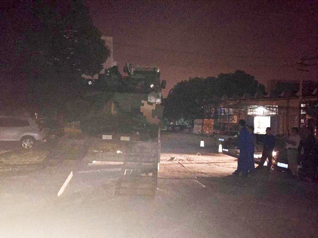 8188cc威尼斯智能SW2105工程车顺遂交付步队