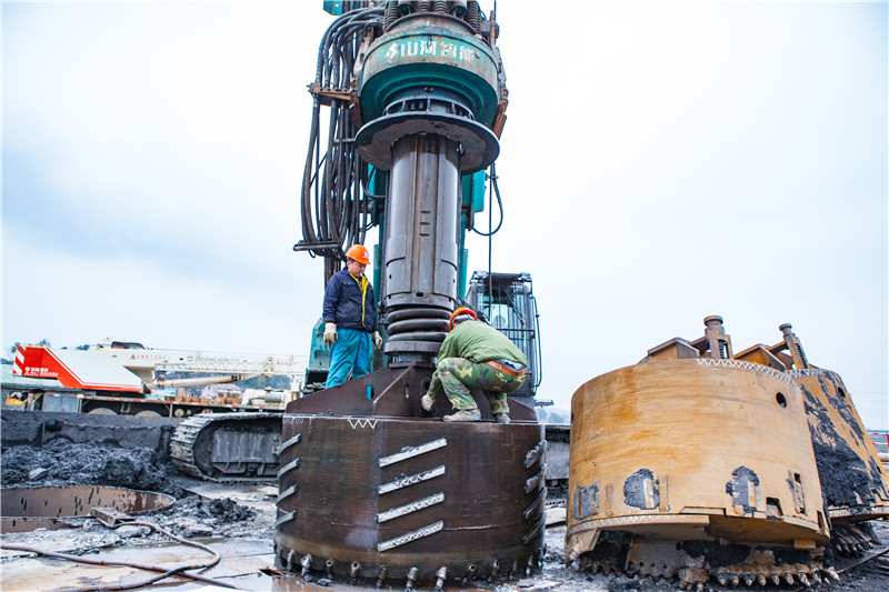 水下钻孔80米，，，，，8188cc威尼斯智能旋挖钻机震撼施工时势