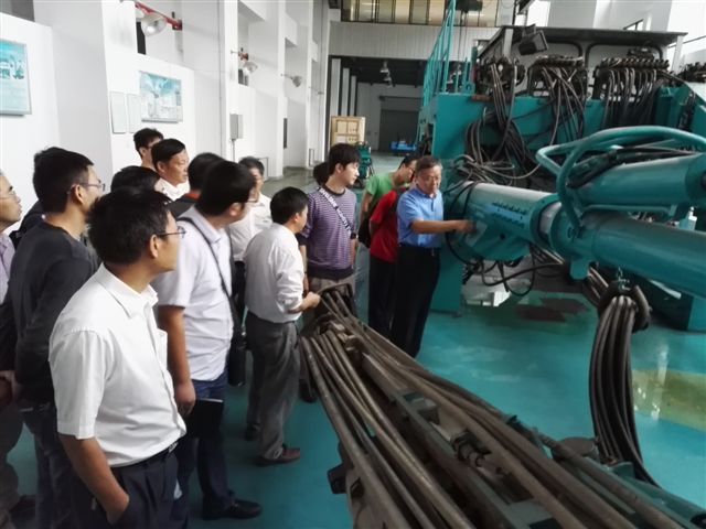 鹤发银丝映日月，，，，，，赤心热血沃新花