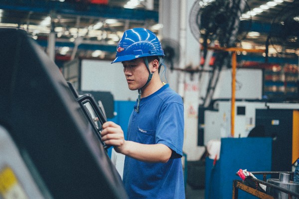 曾梦想当厨师，，，，，，，却成数控车工巨匠