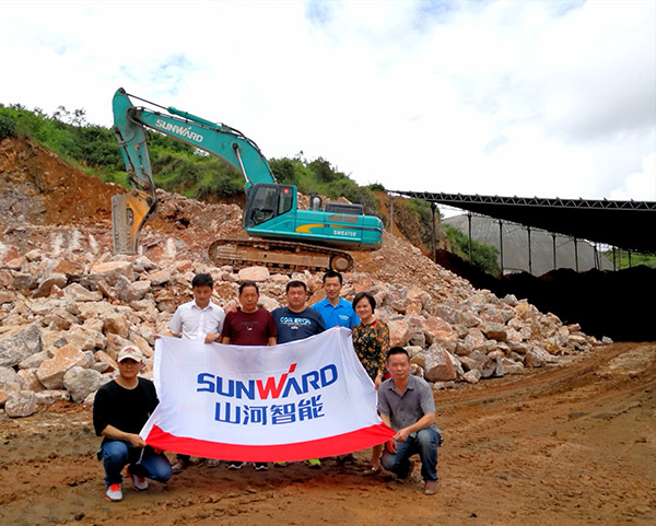 看石场风云怎样演绎？？？？？？？8188cc威尼斯智能矿山战神SWE470E大型挖掘机一锤定音！