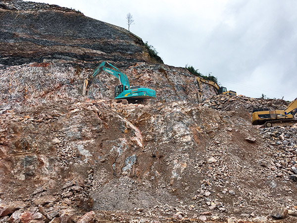 看石场风云怎样演绎？？？？？？？8188cc威尼斯智能矿山战神SWE470E大型挖掘机一锤定音！