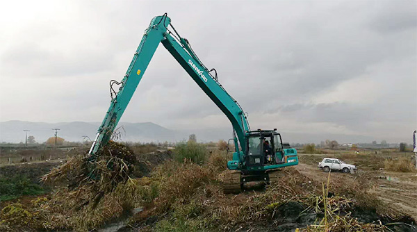 守护蓝色多瑙河，，，，，8188cc威尼斯智能长臂挖掘机欧洲首秀