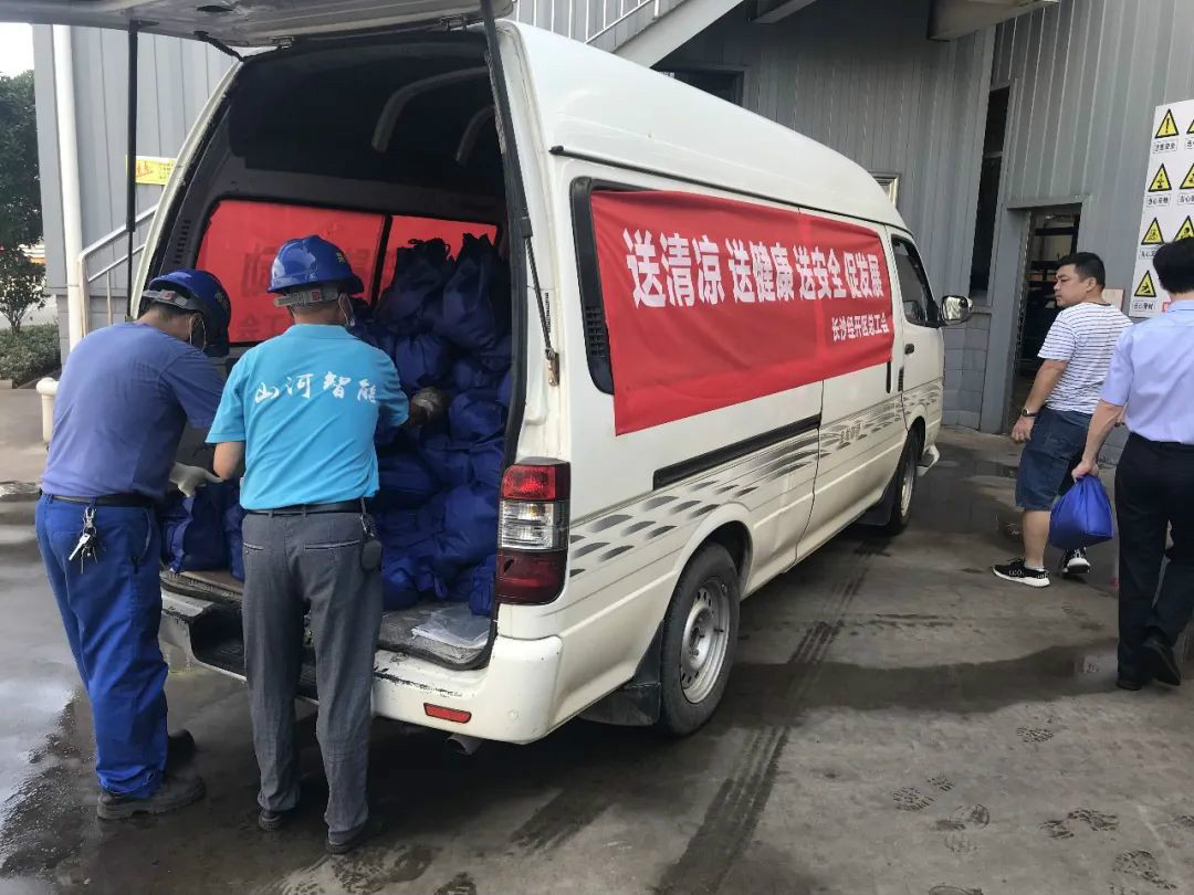 夏日炎炎送清凉，，，，区总眷注暖人心