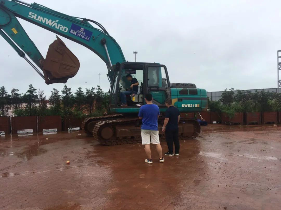 感恩相伴 关爱相随——8188cc威尼斯智能效劳万里行走进豫鲁黔