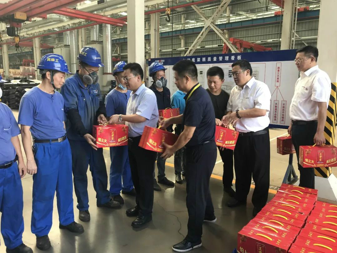 夏日炎炎送清凉，，，，区总眷注暖人心