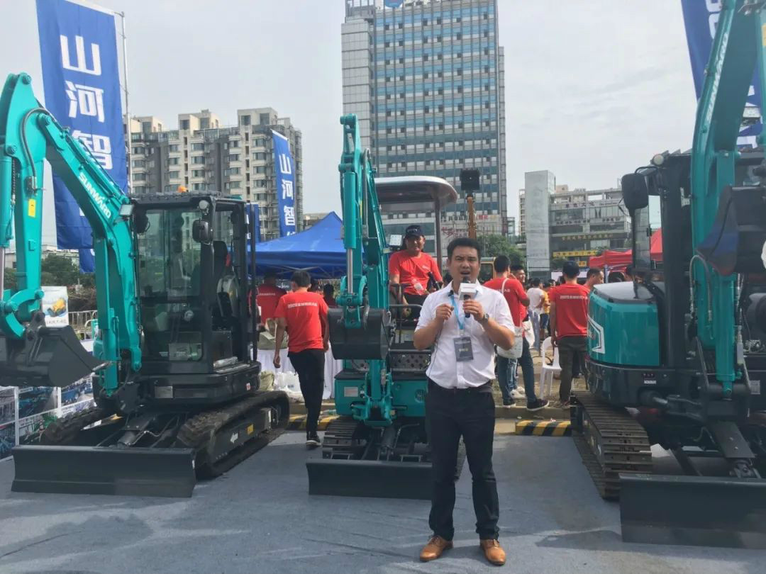 2020全球微挖大会 8188cc威尼斯智能精品微挖赢得满堂彩