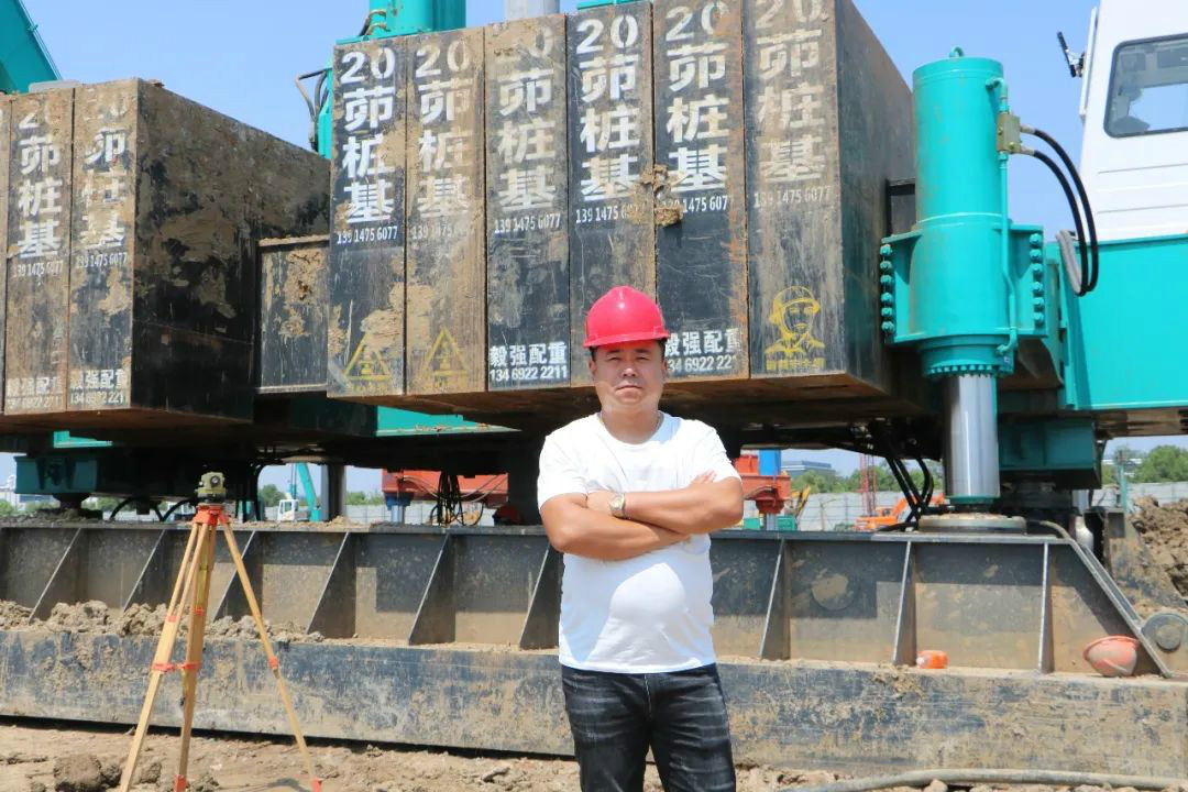 液压静力压桩机从1台到21台，，，，，，，他只用了8年！