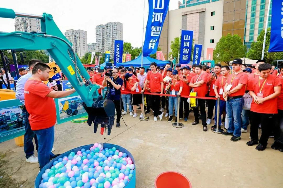 2020全球微挖大会 8188cc威尼斯智能精品微挖赢得满堂彩