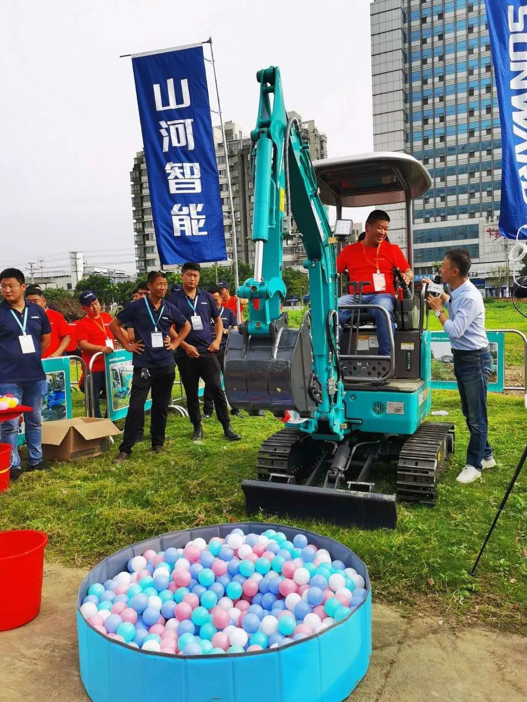 2020全球微挖大会 8188cc威尼斯智能精品微挖赢得满堂彩