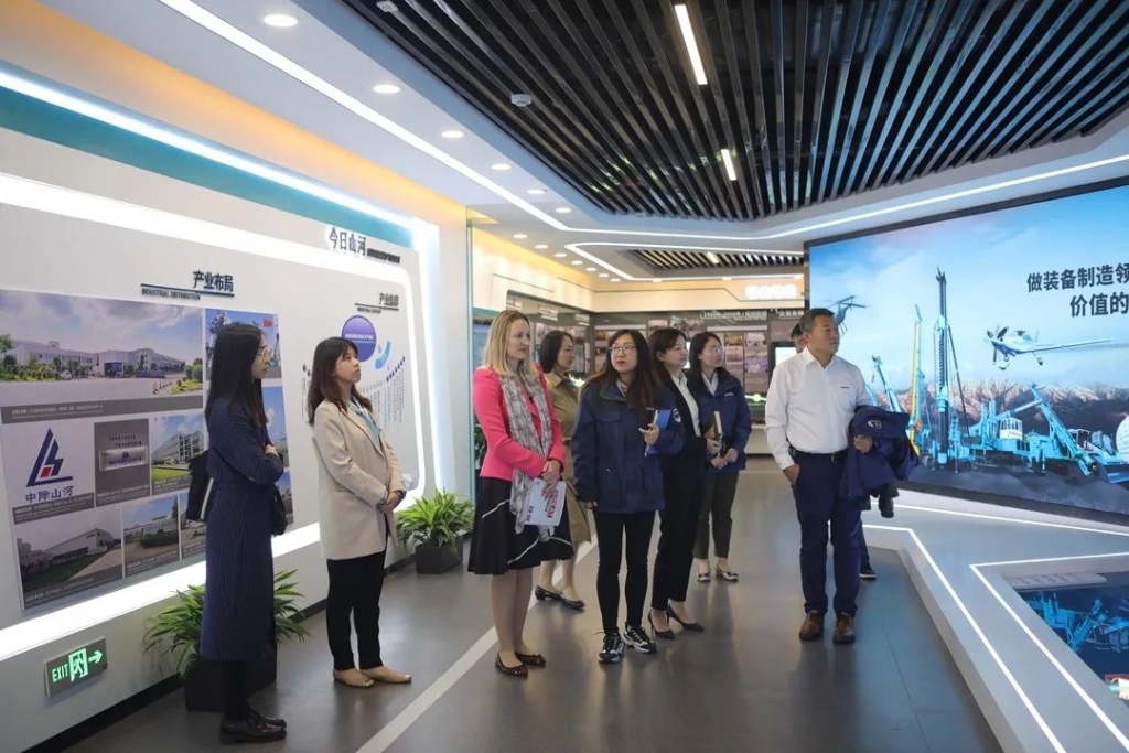 英国驻广州总领事贺颂雅考察8188cc威尼斯智能