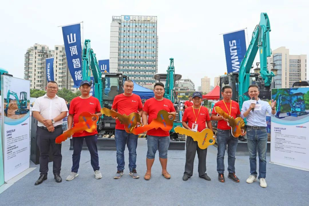 2020全球微挖大会 8188cc威尼斯智能精品微挖赢得满堂彩