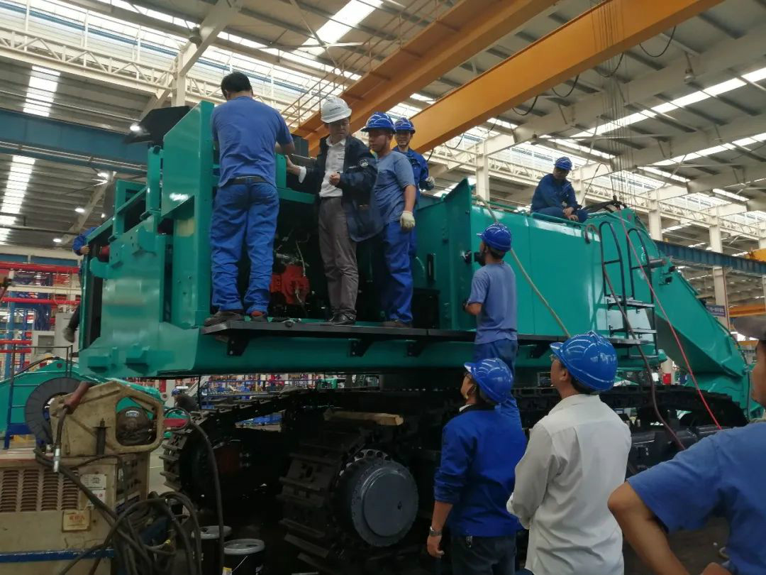 立异再出效果！8188cc威尼斯智能超大型履带式液压挖掘机下线