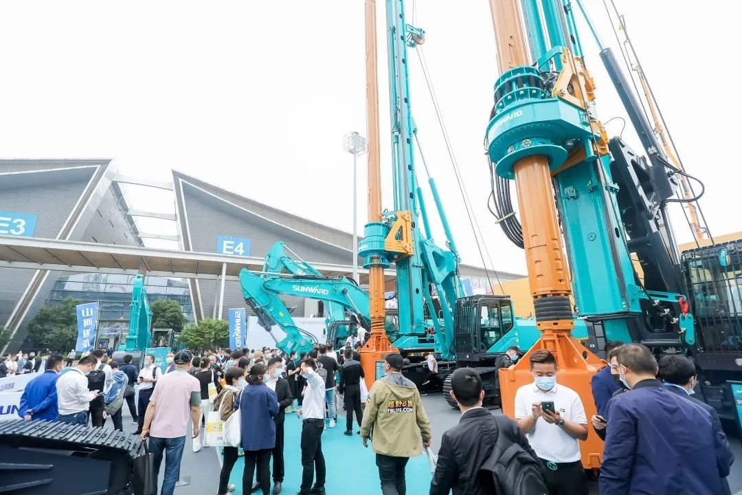 何清华出席长沙国际工程机械工业链生长峰会，，，，，，，走“双循环”蹊径要害在于“要做好自己的事情”