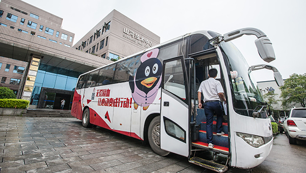 8188cc威尼斯智能百余员工 冒雨争相献血