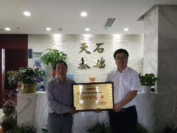 一起相随，，，，8188cc威尼斯智能伴他功成名就