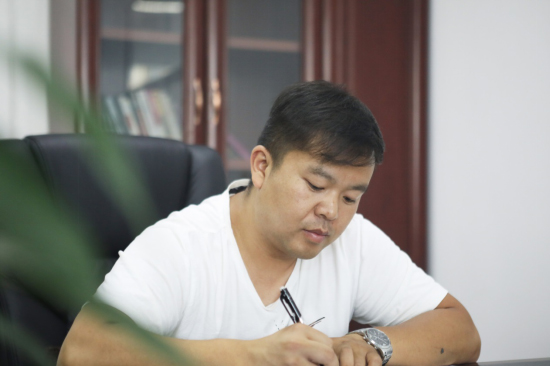 六年六台挖机 邓老板是个“8188cc威尼斯迷”