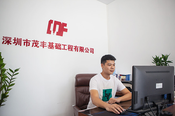 我叫阿忠，，，，，忠于事业，，，，，也忠于8188cc威尼斯智能旋挖钻机