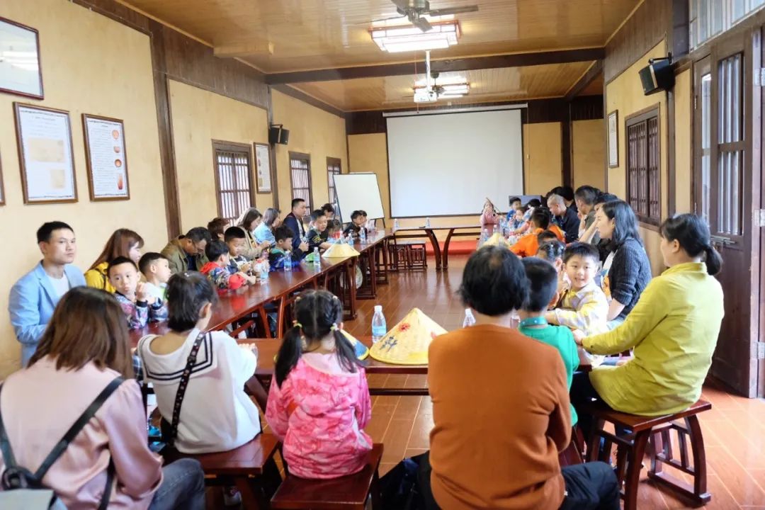 童年差别Young，，，，，，，稻花香里亲子欢——8188cc威尼斯智能组织开展六一亲子活动