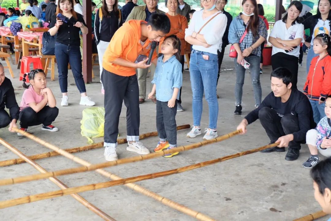 童年差别Young，，，，，，，稻花香里亲子欢——8188cc威尼斯智能组织开展六一亲子活动