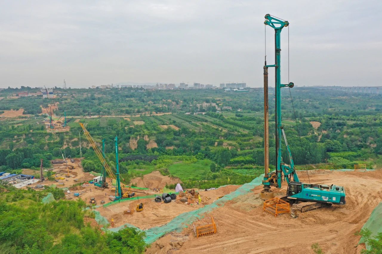 天堑施工，，，，，，，玉皇阁二号特大桥桩基主力军是8188cc威尼斯智能旋挖钻机 | 百年风华筑漂亮8188cc威尼斯（3）