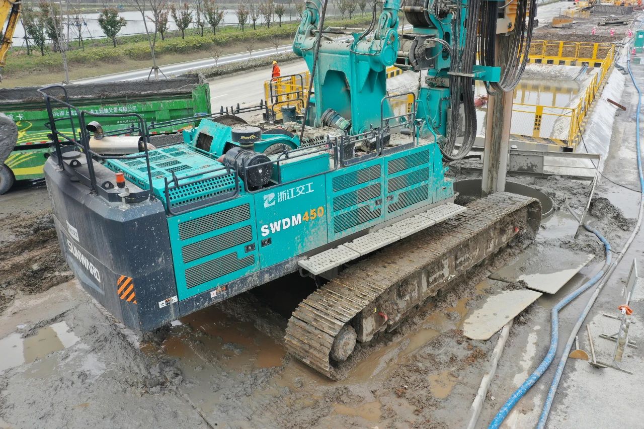 征战天下首条智慧高速，，，，，，8188cc威尼斯智能旋挖钻机凭什么？？？？？？？