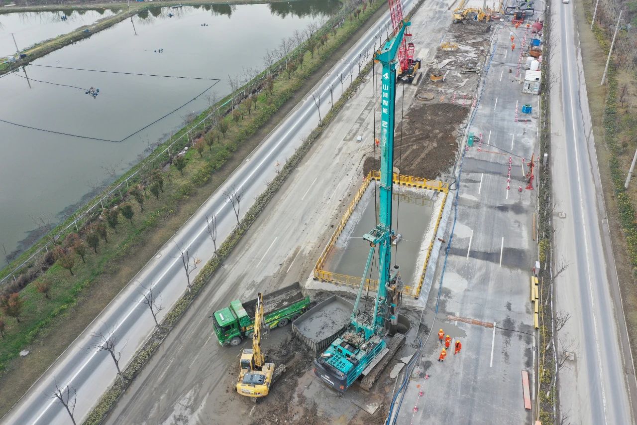 征战天下首条智慧高速，，，，，，8188cc威尼斯智能旋挖钻机凭什么？？？？？？？