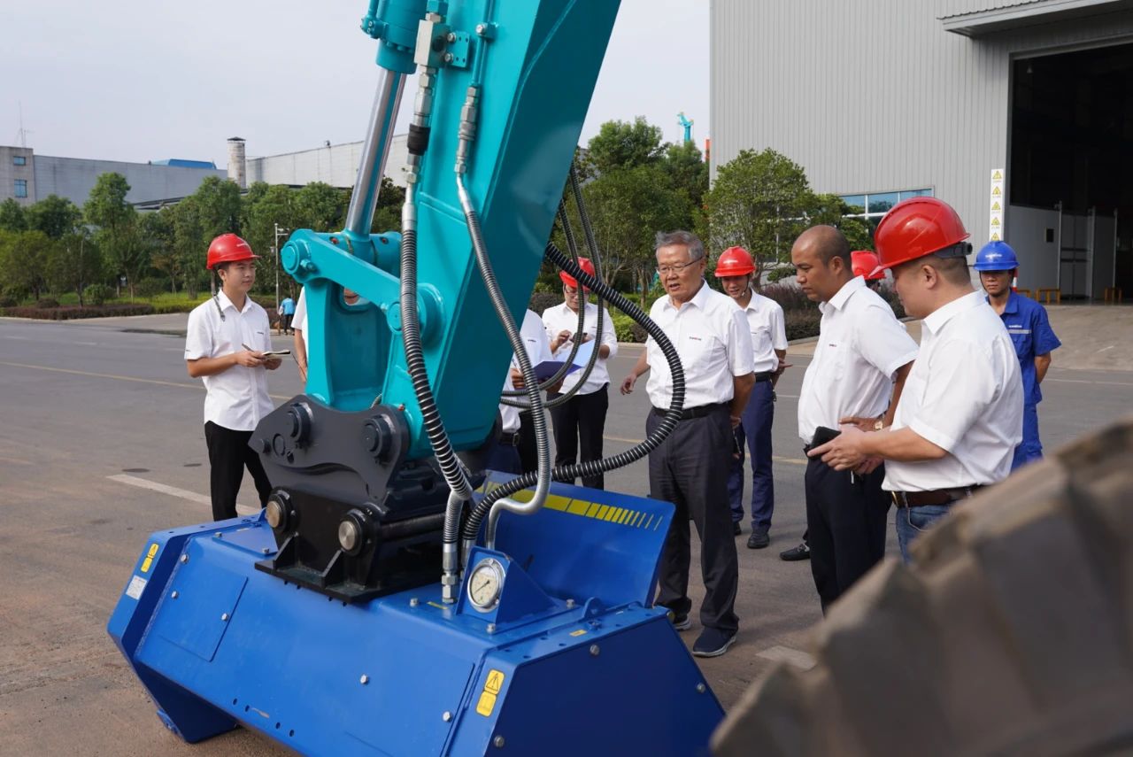 海内首台！8188cc威尼斯智能15吨级轮履两用开带机乐成下线