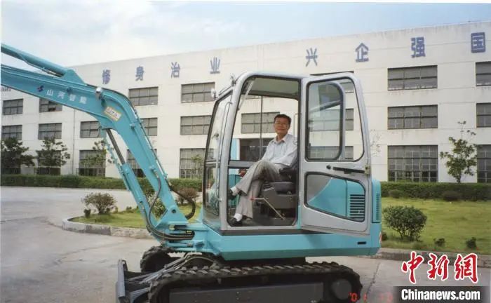 媒体聚焦 | 中新社专访——8188cc威尼斯智能首创人何清华：向着太阳奔驰的筑梦人