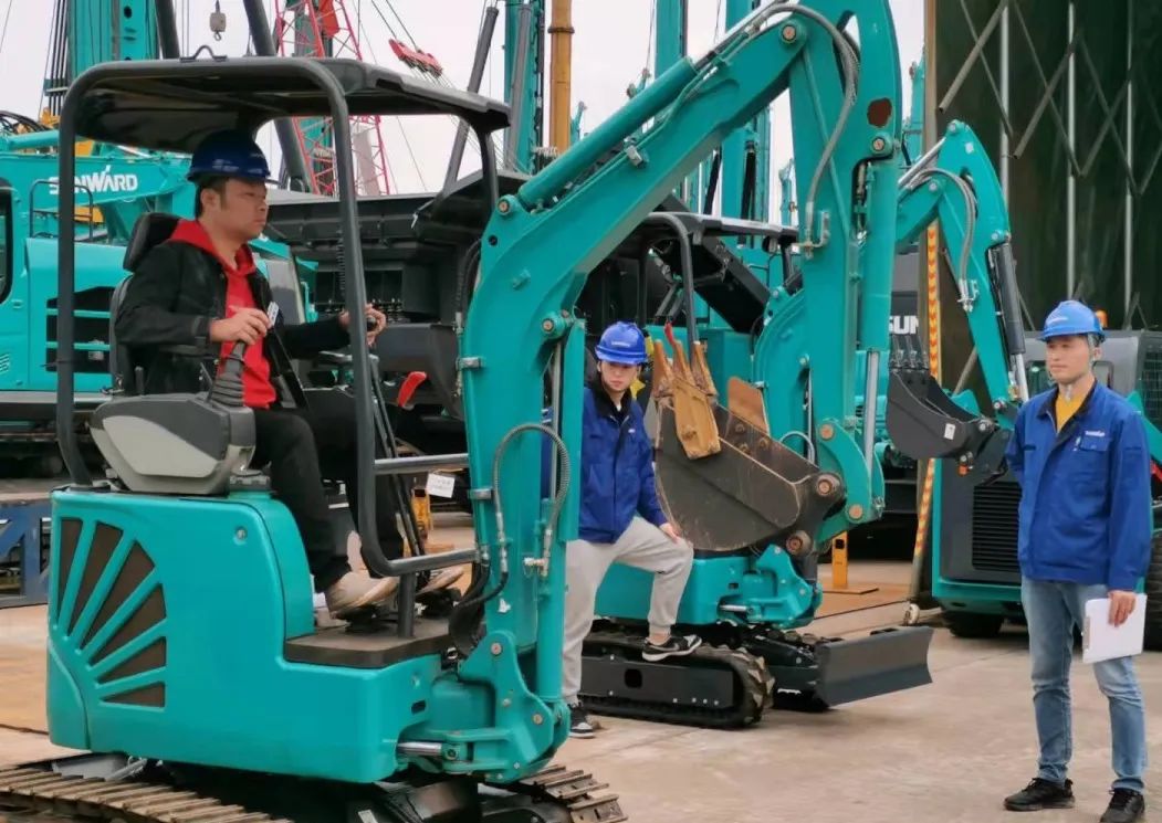 一起来“找茬”！10位“超等体验官”试驾8188cc威尼斯智能最新“F系列”挖掘机