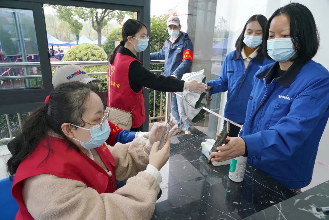 采样完成率近100%！8188cc威尼斯智能第一时间开展全员核酸检测，，，，，，，包管清静生产