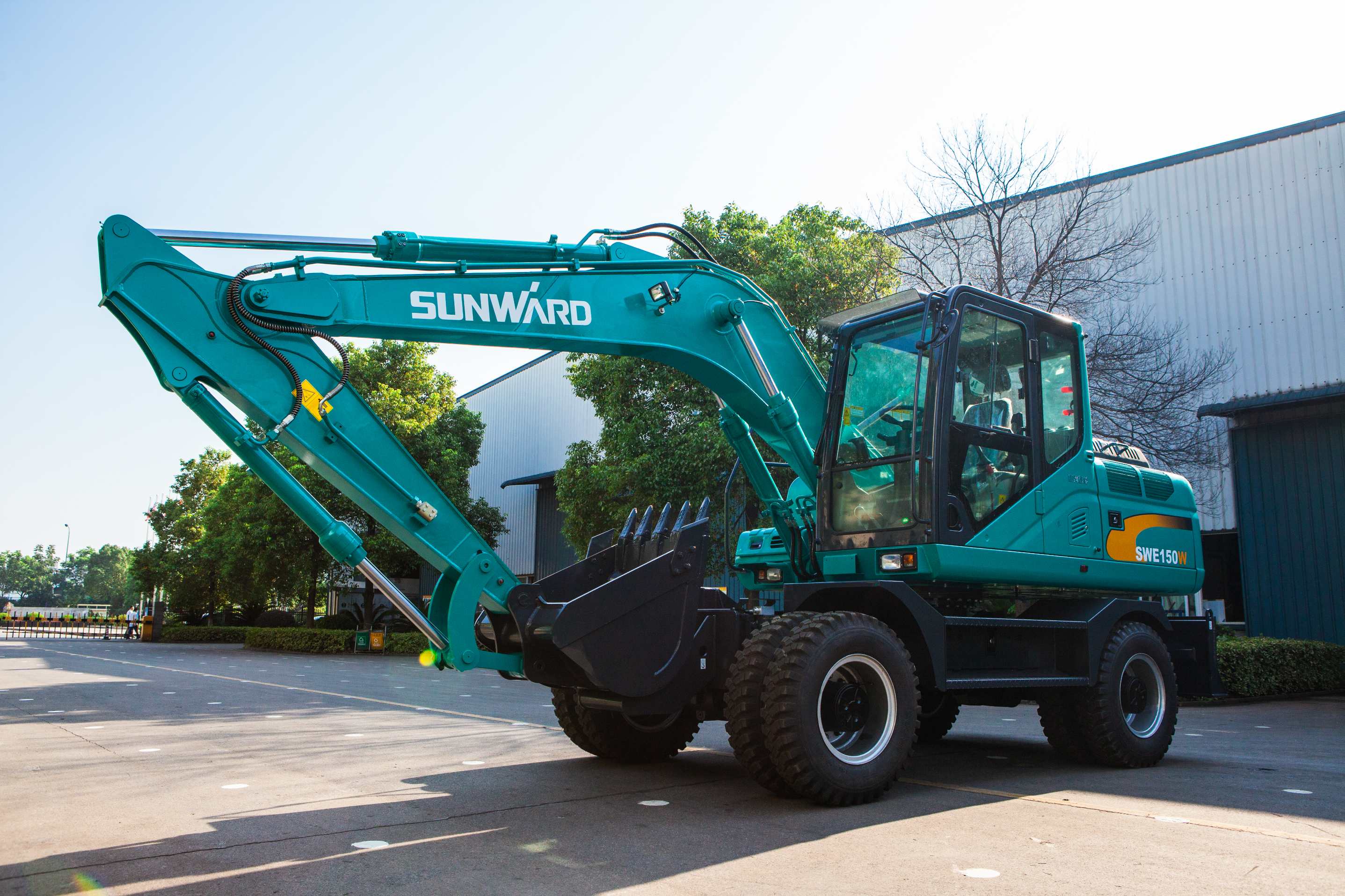 轮胎式挖掘机和履带式挖掘机，，，，，，你更看好哪个？？？