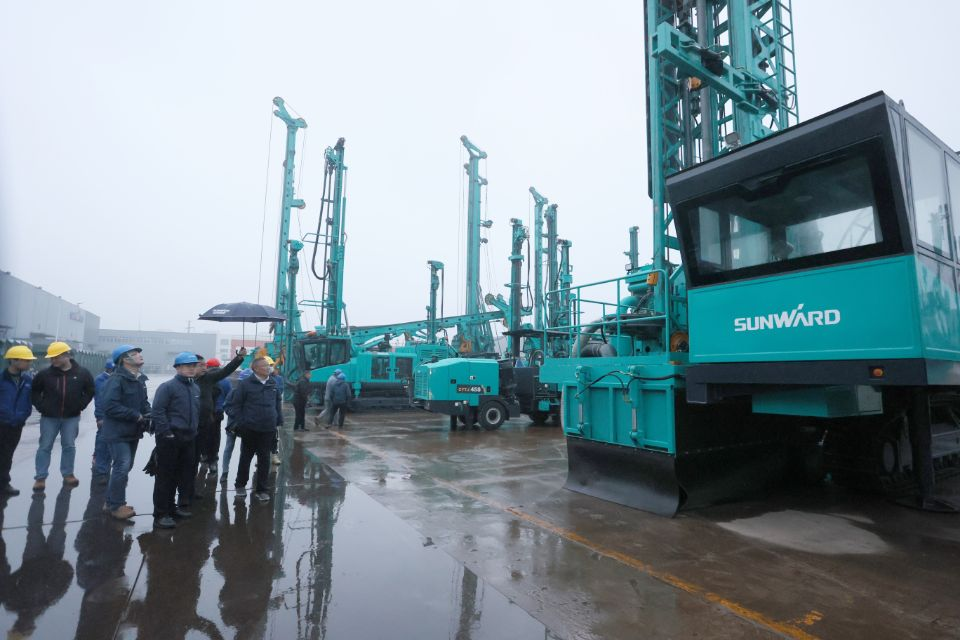 两种钻进模式+更大扭矩！8188cc威尼斯智能自主研制的全液压牙轮钻机下线