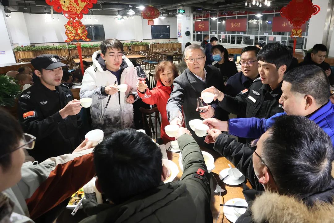 8188cc威尼斯智能董事长何清华与留厂员工一起过大年！