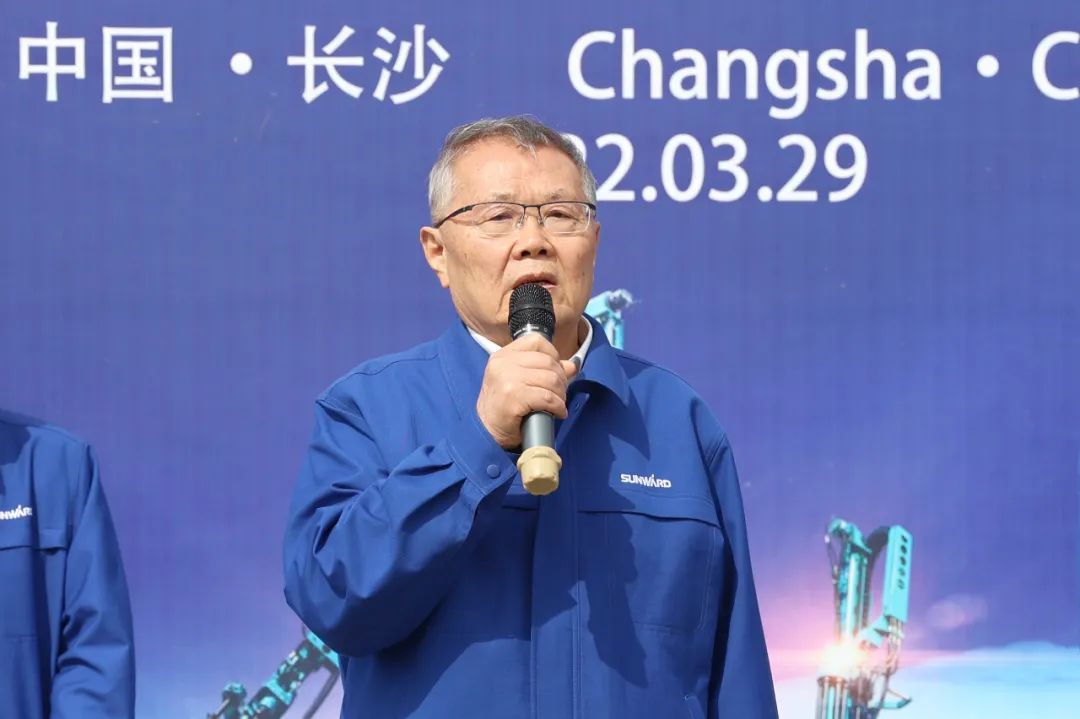 征战全球市。。。。。。8188cc威尼斯智能凿岩装备批量发货