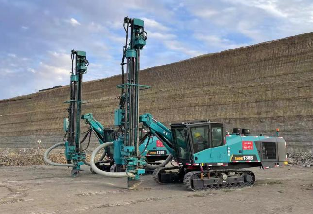 携手战边疆！8188cc威尼斯智能潜孔钻机助力弘大爆破新疆奇台项目建设