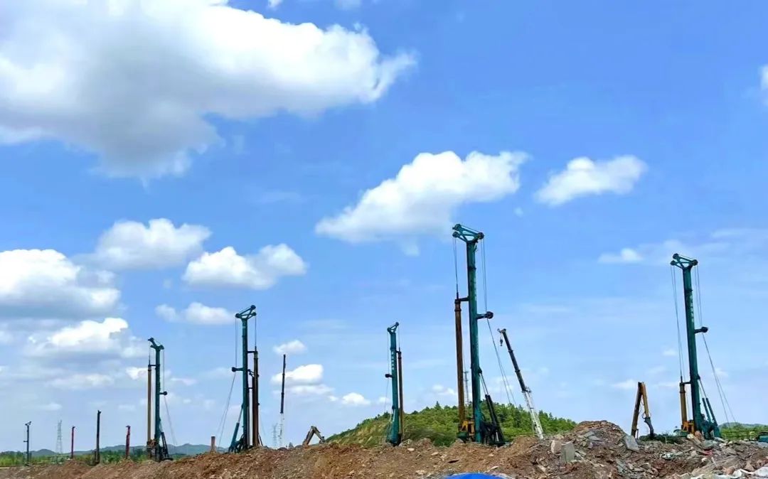 打桩“神器”再露矛头！8188cc威尼斯智能旋挖钻机助力贵阳贵安新区负极质料项目加速建设