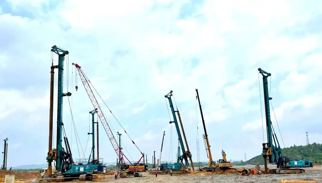 打桩“神器”再露矛头！8188cc威尼斯智能旋挖钻机助力贵阳贵安新区负极质料项目加速建设