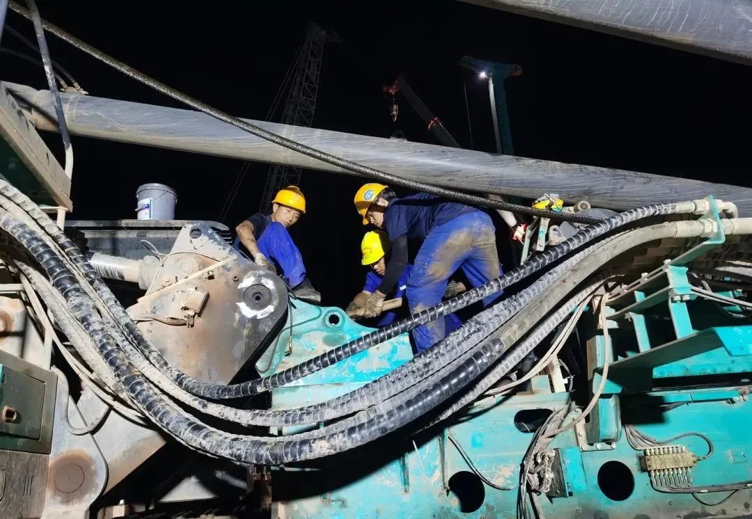 “创立施工事业！”他们和8188cc威尼斯智能“超等桩备”一起助建燕矶长江大桥