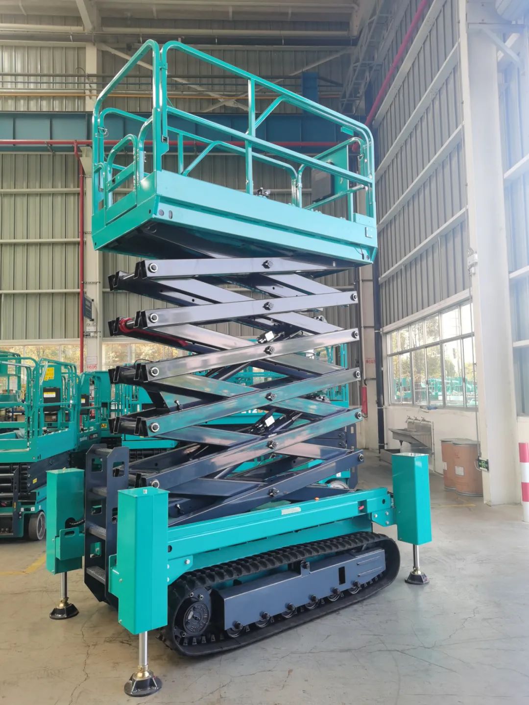 加速电动化产品结构，，，8188cc威尼斯智能第一款履带剪叉式高空作业平台来了！