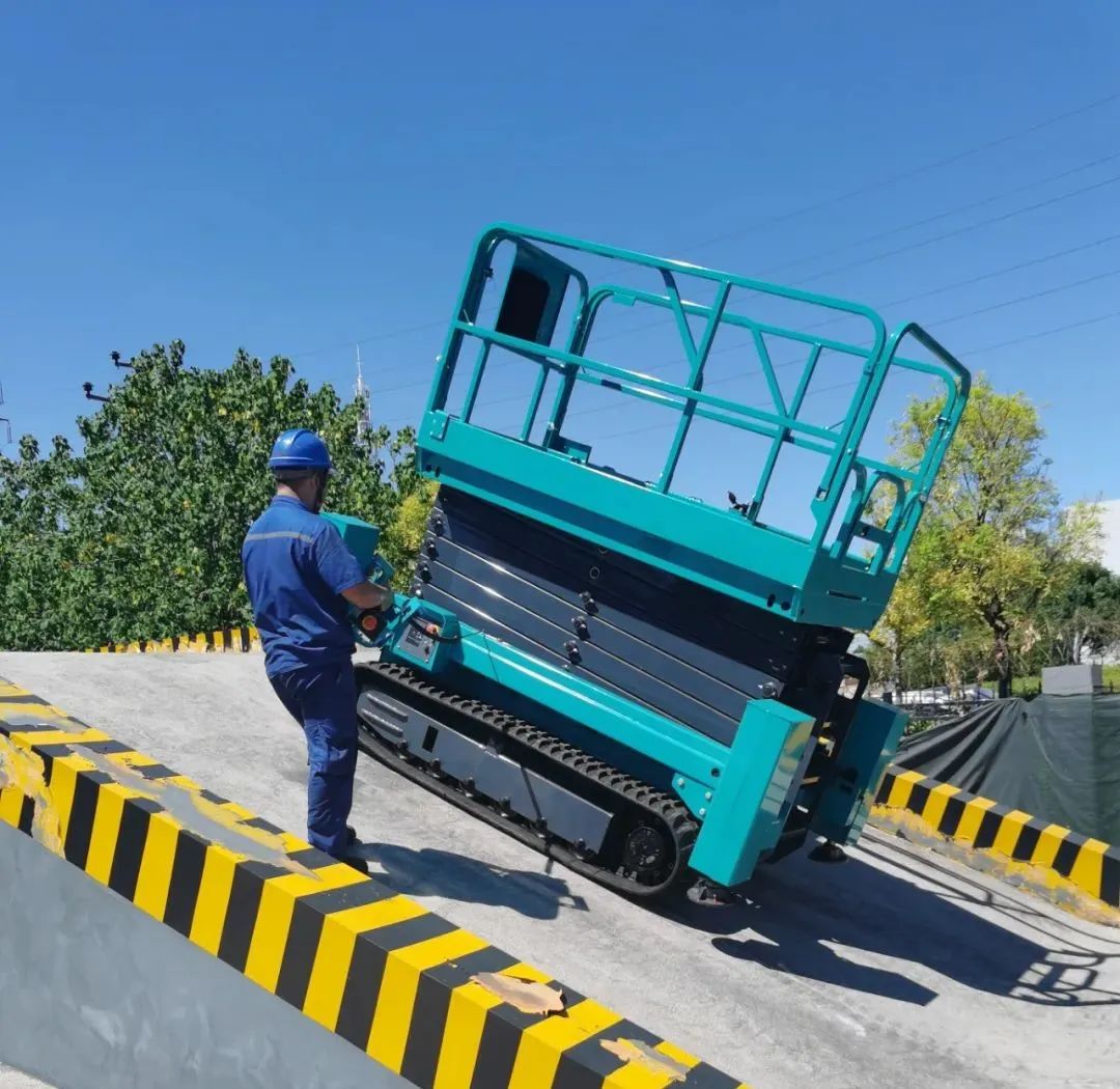 加速电动化产品结构，，，8188cc威尼斯智能第一款履带剪叉式高空作业平台来了！