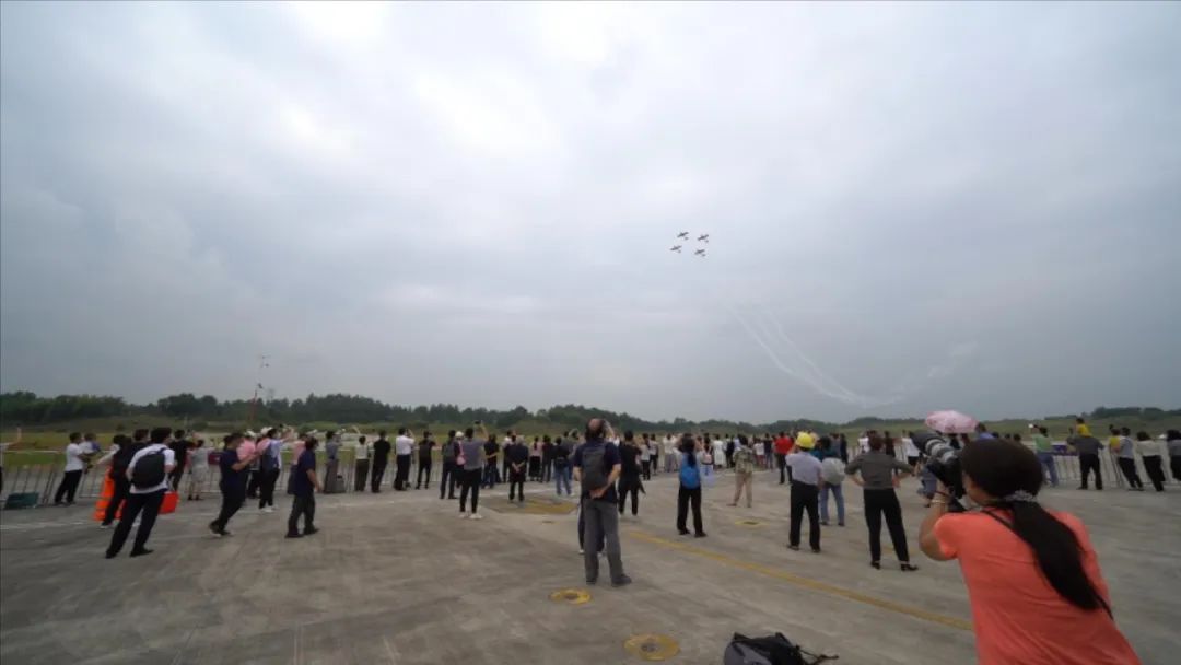 空中着花、大坡度盘旋、俯冲跃升……看8188cc威尼斯航行演出队炫技2022湖南航展动态展