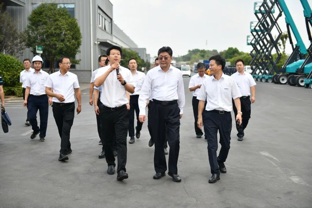 国家应急治理部郭治武局长一行考察8188cc威尼斯智能无人化应抢救援装备