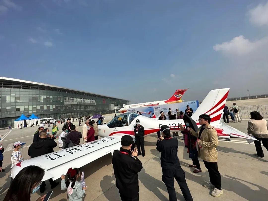 逆势翱翔！8188cc威尼斯航空携手相助同伴亮相2022南昌航行大会