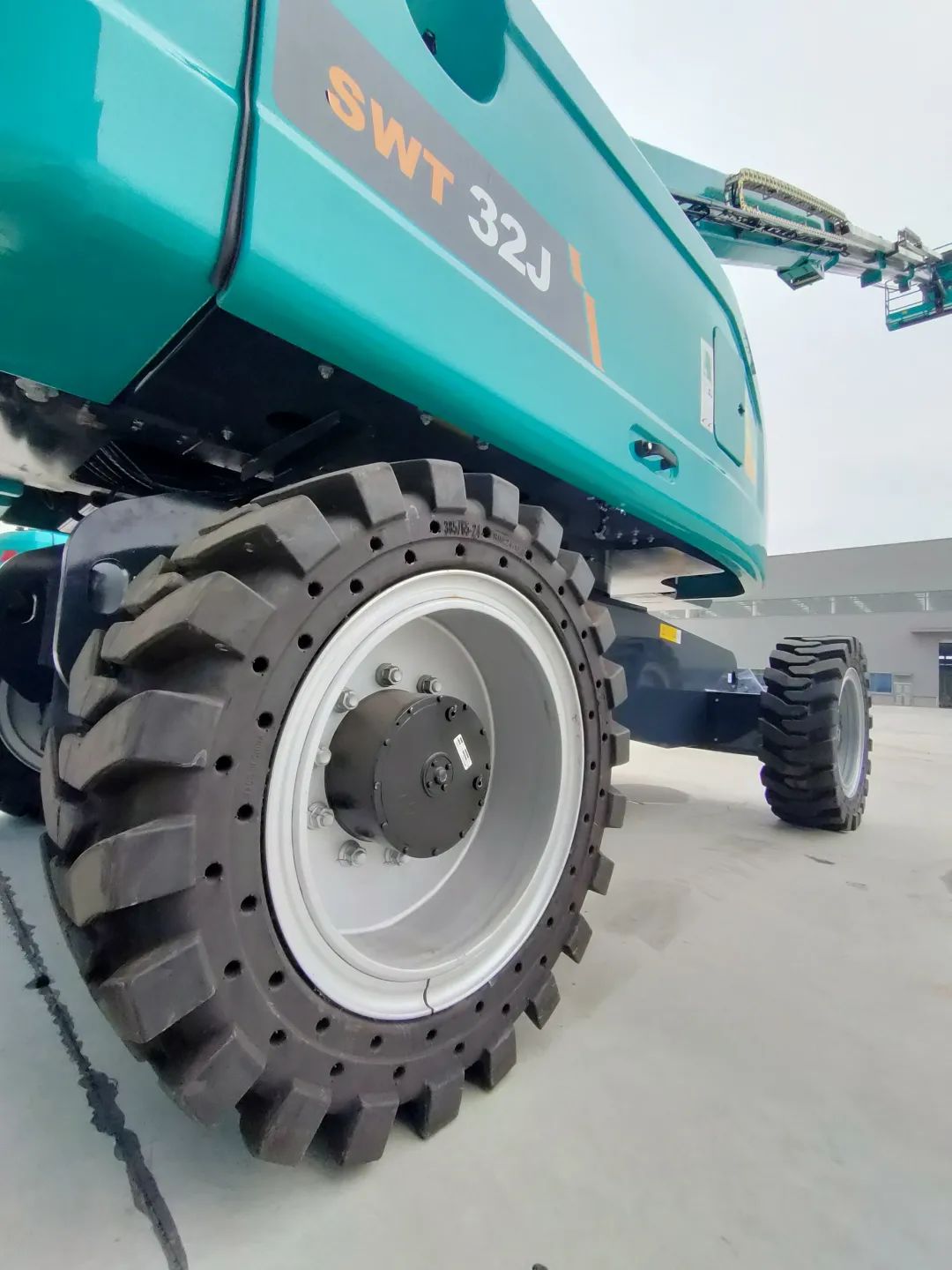 无需扩桥！8188cc威尼斯智能国四款32米直臂式高空作业平台乐成下线