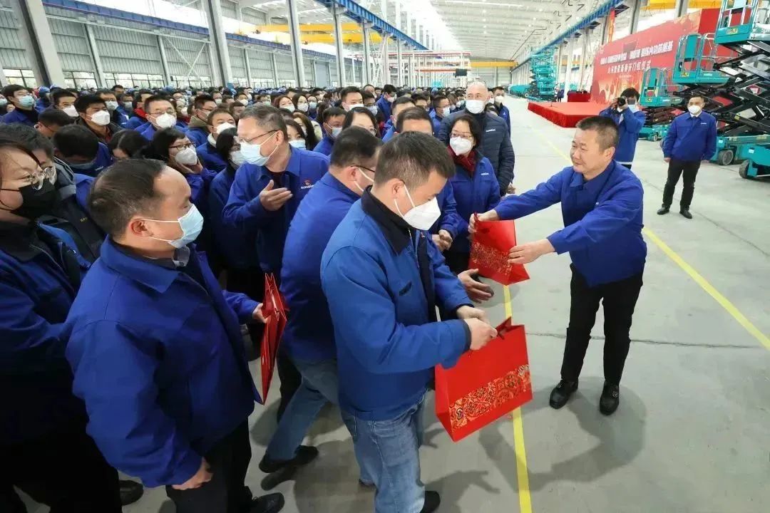 莫道君行早，，，，，，更有早行人！8188cc威尼斯智能癸卯兔年开工大吉