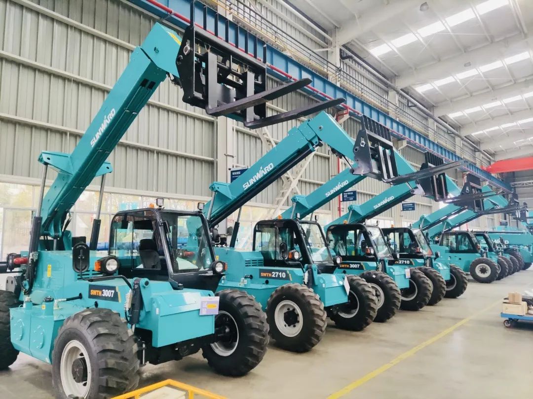 “兔飞猛进”添新品！8188cc威尼斯智能两款伸缩臂叉装车同时下线