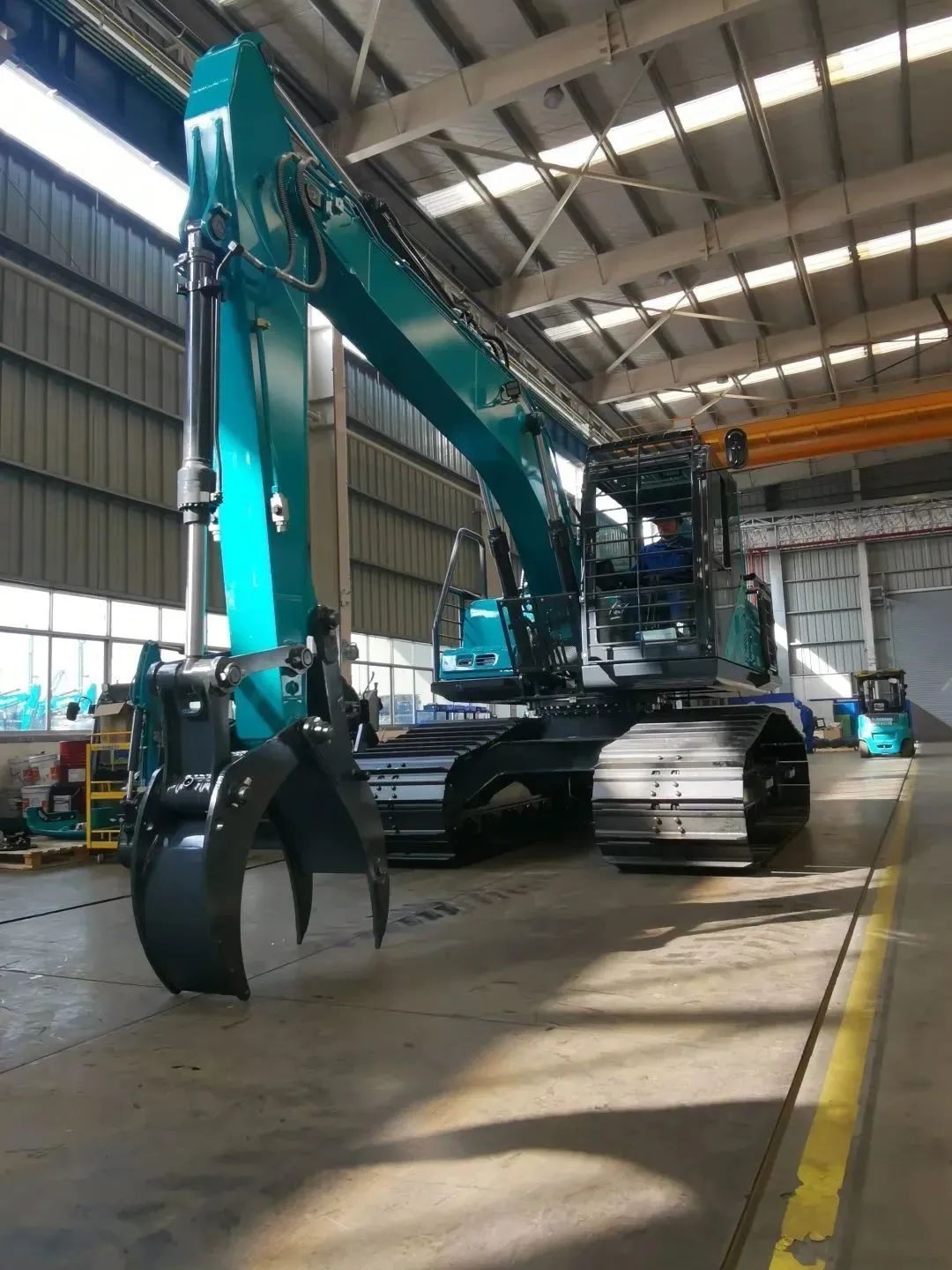 翻山越岭，，，，，，称霸“武林”！8188cc威尼斯智能首款中型林业挖掘机乐成下线